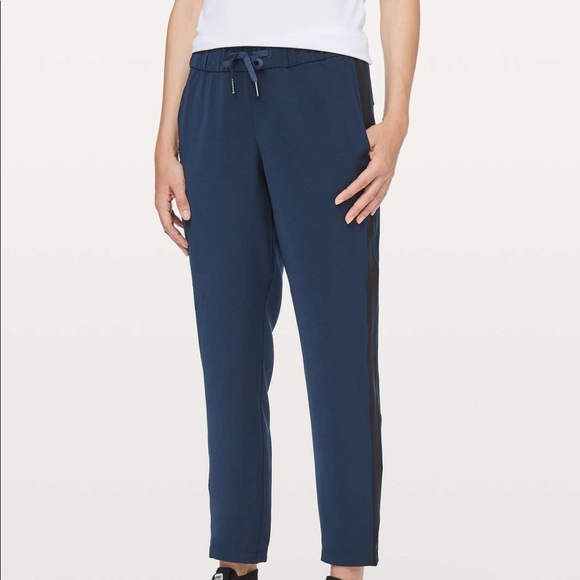 Lululemon On the Fly Woven Track Stripe 7/8